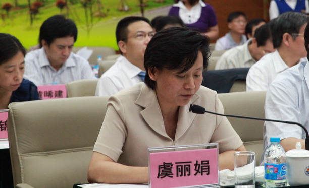 校党委书记虞丽娟介绍我校“易班”试点工作情况